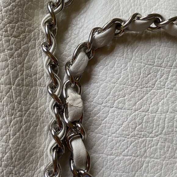 Vintage Chanel White Leather Shoulder Chain Bag - Picture 16 of 17
